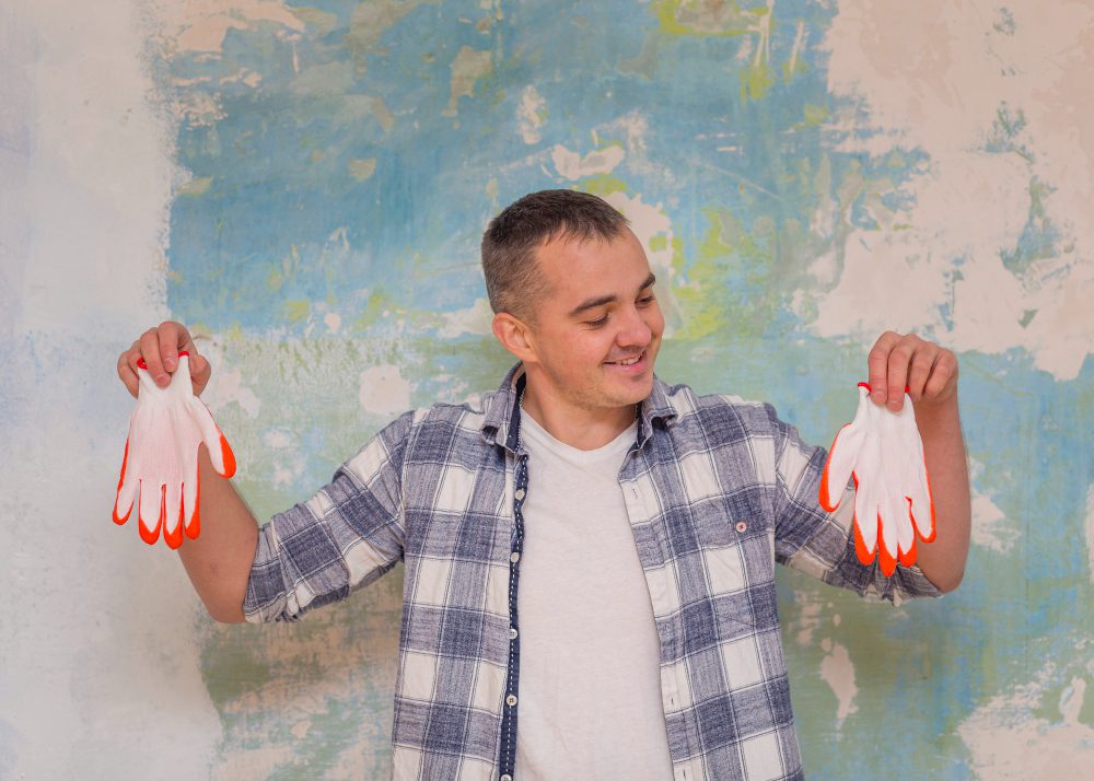 jak usunąć starą farbę emulsyjną ze ściany