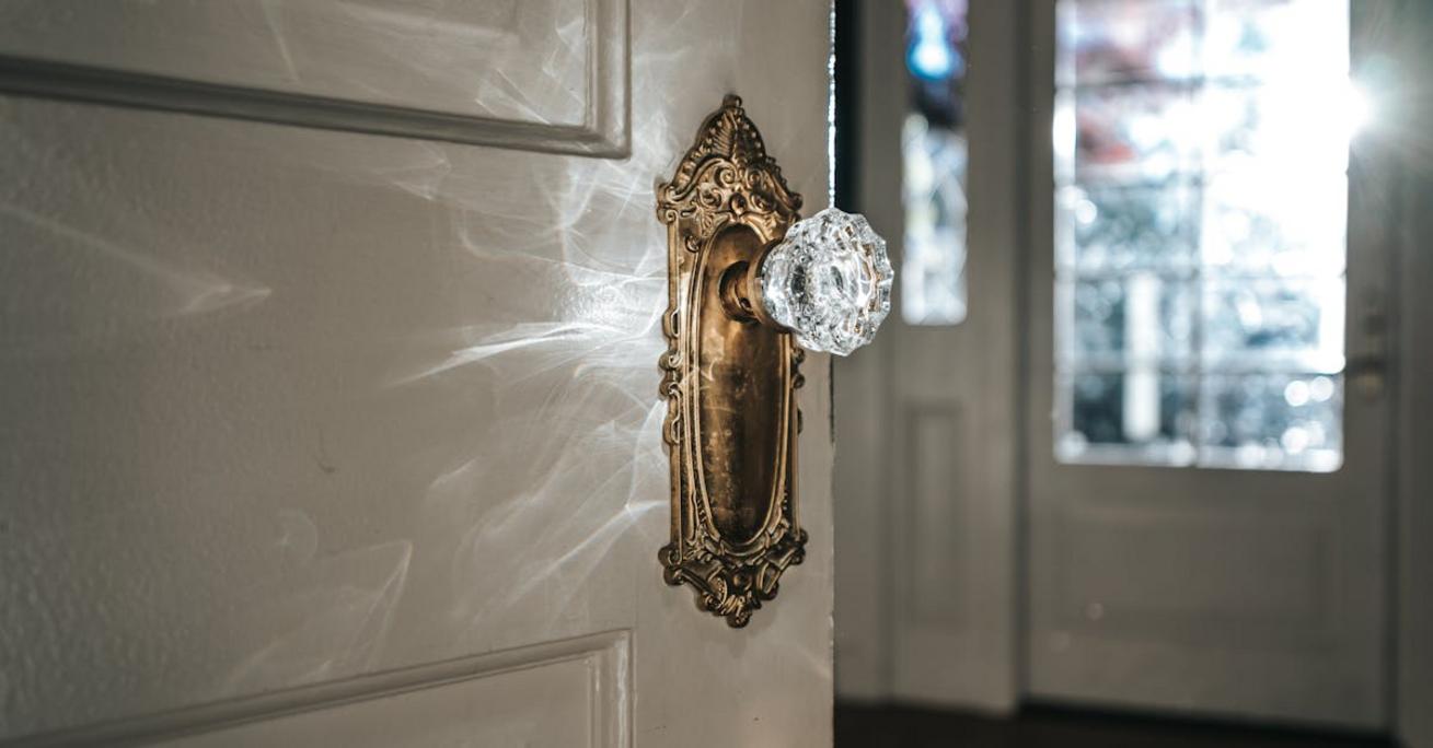 jak uzyskać efekt starego mosiądzu przy dekoracji wnętrz domowych