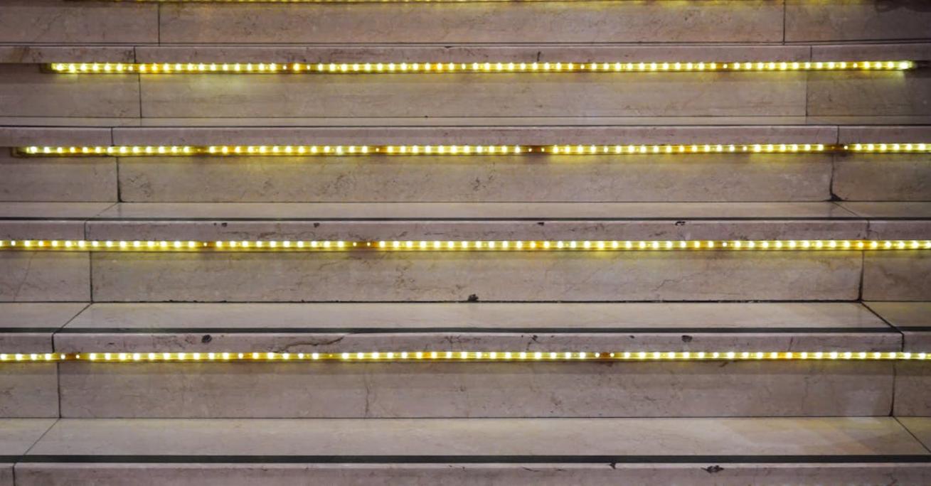 Jak wykończyć drzwi wewnętrzne – montaż opasek i listew krok po kroku