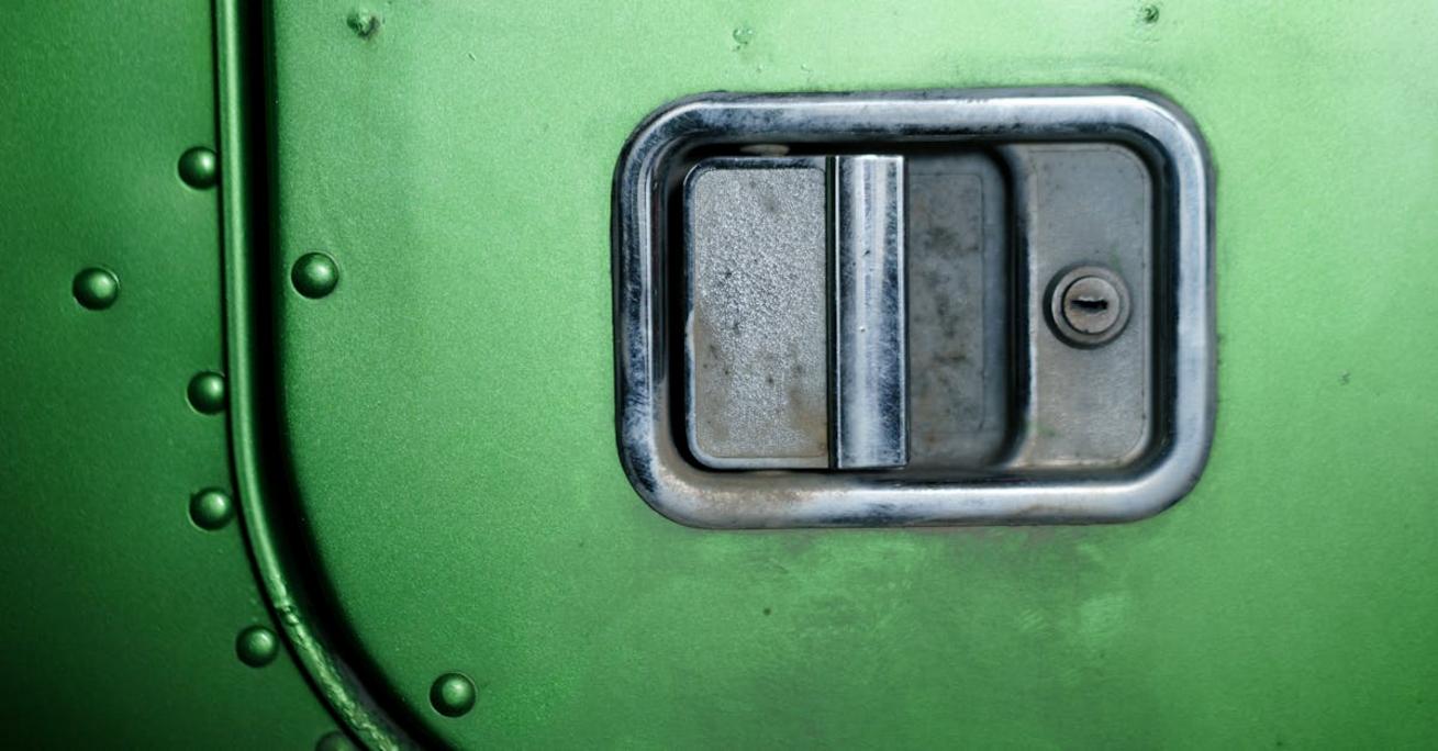 jak wykończyć drzwi wewnętrzne: praktyczne sposoby na estetykę i trwałość