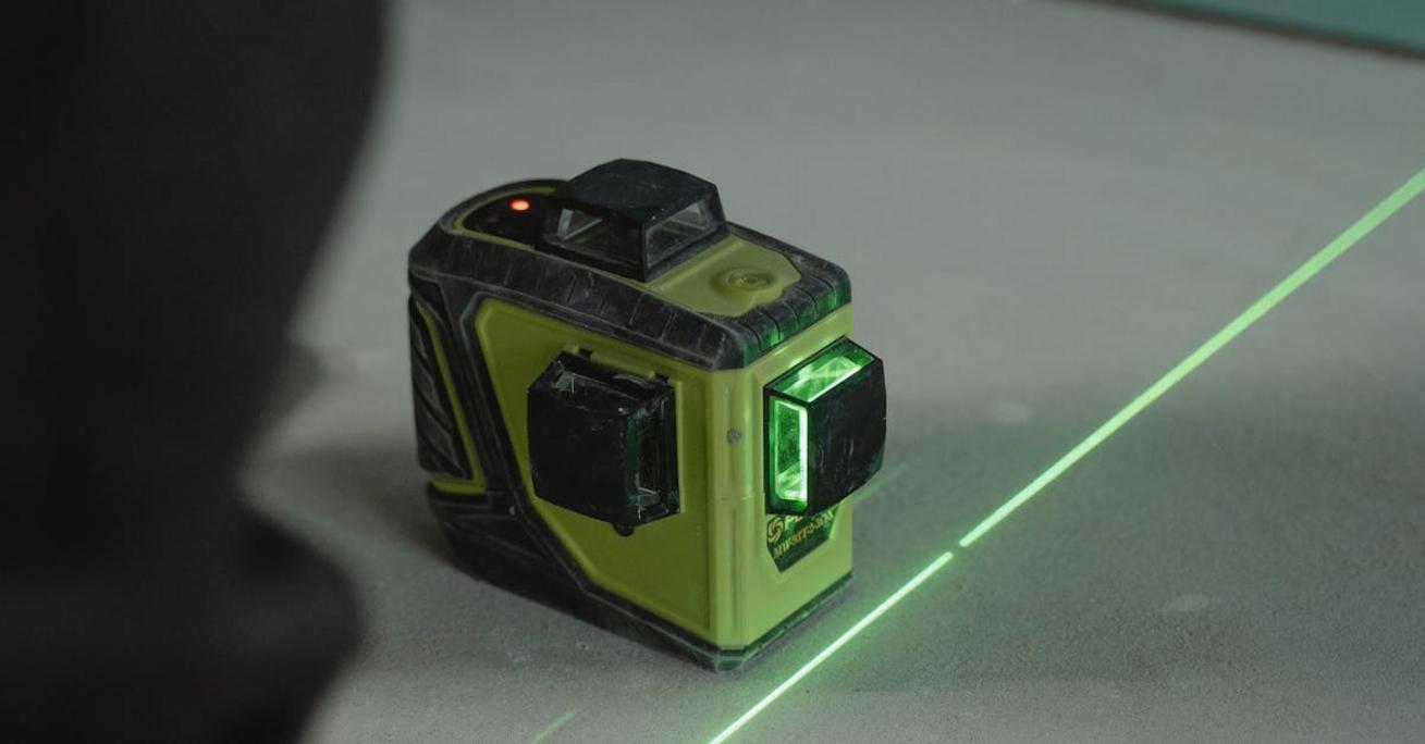 Jaka poziomica do układania płytek: laserowa czy klasyczna?