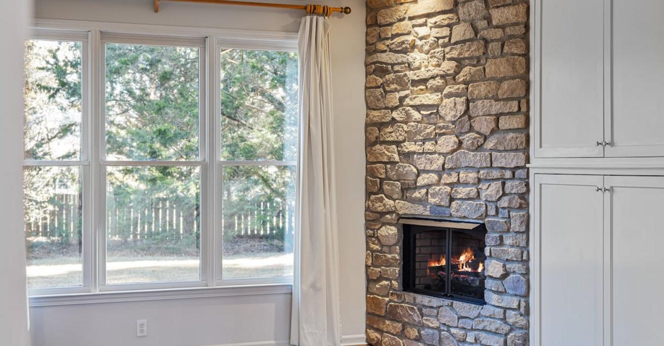 Karnisz do sufitu czy ściany – które rozwiązanie wybrać do wnętrza