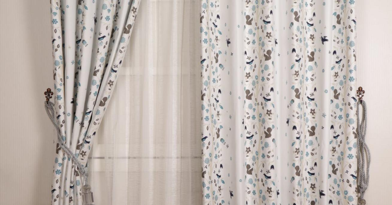 Karnisze na okna dachowe – stylowe rozwiązania do każdego pomieszczenia