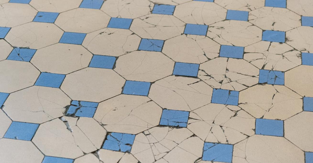 Poziomowanie płytek dla idealnej powierzchni bez nierówności i pęknięć