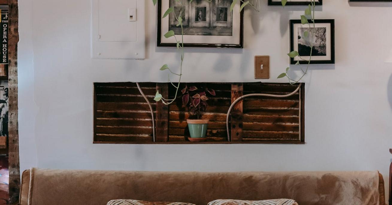 Co powiesić nad sofą – 15 pomysłów na ścianę za kanapą