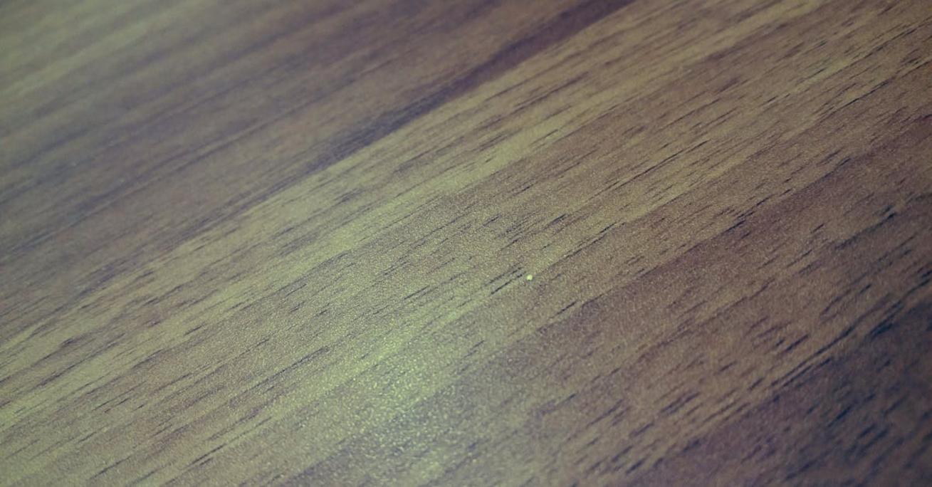 Jak usunąć zarysowania z mebli — metody dla drewna, płyty laminowanej i fornirowanej