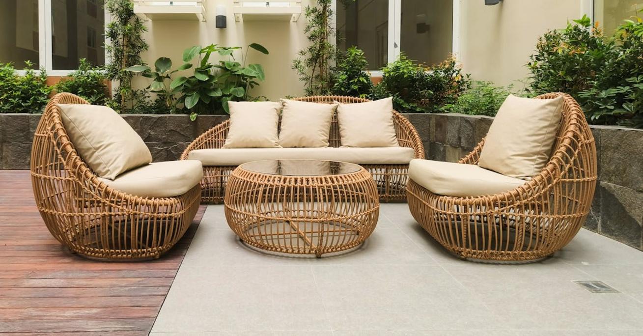 Meble ogrodowe z technorattanu – jak wybrać i czego unikać