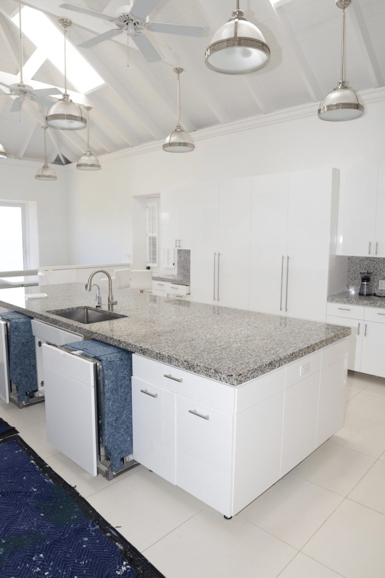 Lampy wiszące nad wyspą kuchenną