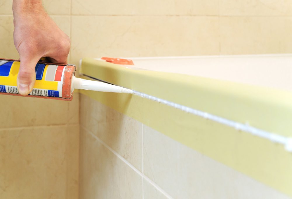 Hydroizolacja łazienki – jak skutecznie zabezpieczyć podłogi i ściany przed wilgocią?