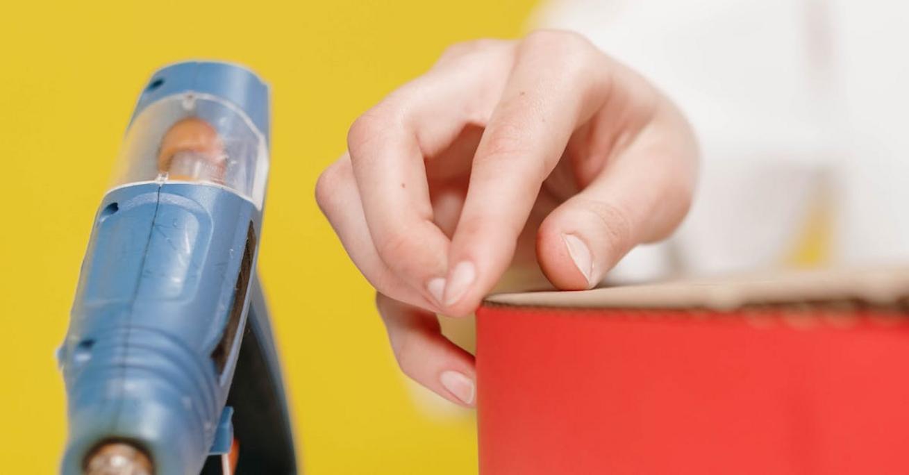 Czym przykleić tapetę do styropianu? – sprawdzone rozwiązania i błędy, których warto unikać