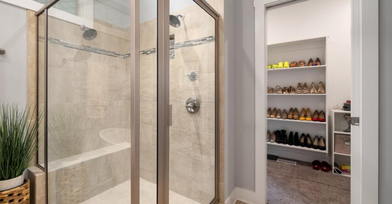 Drzwi harmonijkowe do łazienki – praktyczne rozwiązanie oszczędzające miejsce