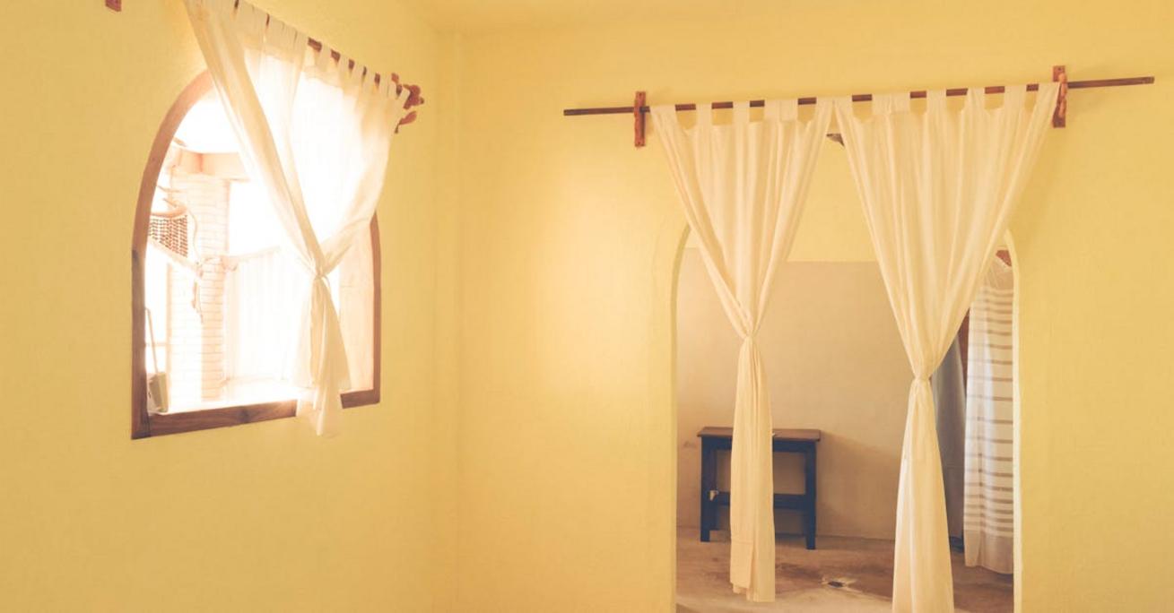 Karnisz rustykalny – stylowe wykończenie wnętrz z naturalnym akcentem