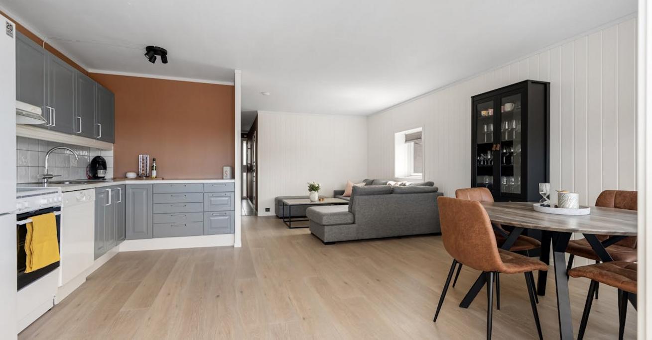 Jak oddzielić kuchnię od salonu — 12 sprawdzonych pomysłów (bez stawiania ściany)