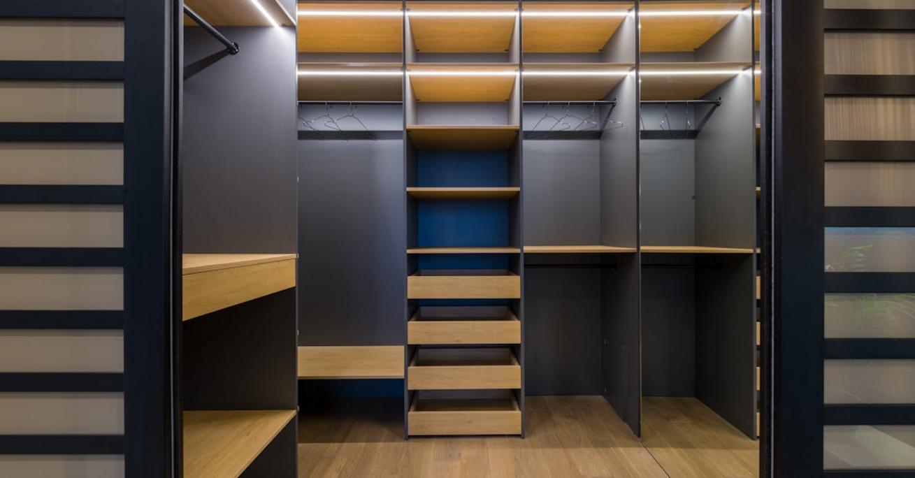 Szafa na wymiar 2026 – ile kosztuje i co wpływa na cenę