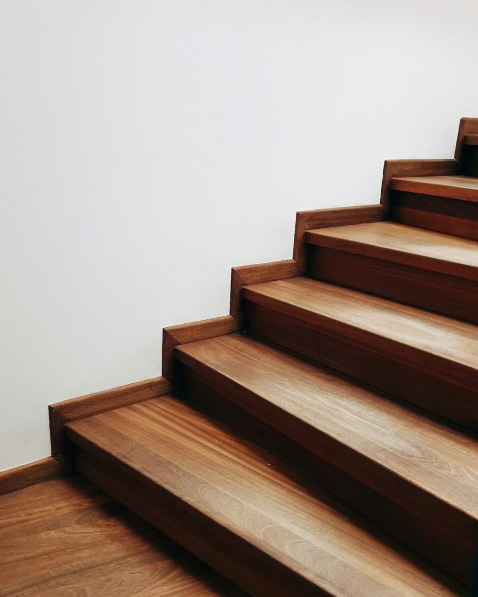 Drewniane schody dębowe z balustradą szklaną