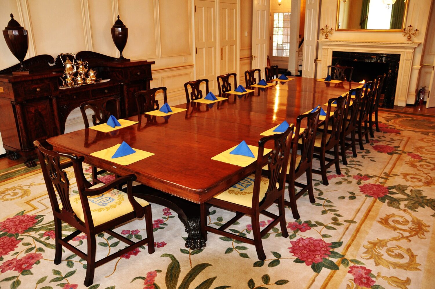 Stol okragly i prostokatny