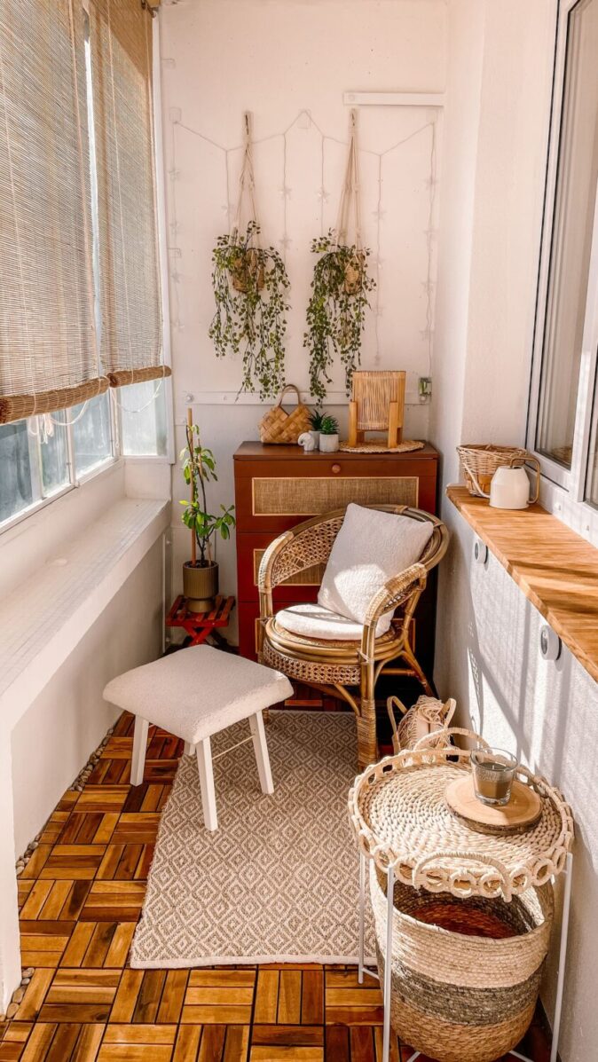 Wąski balkon z podłogą z drewnianych płytek, dywanem, rattanowym fotelem i matą bambusową