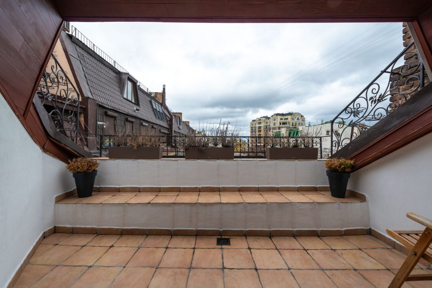 Balkon wyłożony terakotowymi płytkami ze spadkiem w stronę balustrady